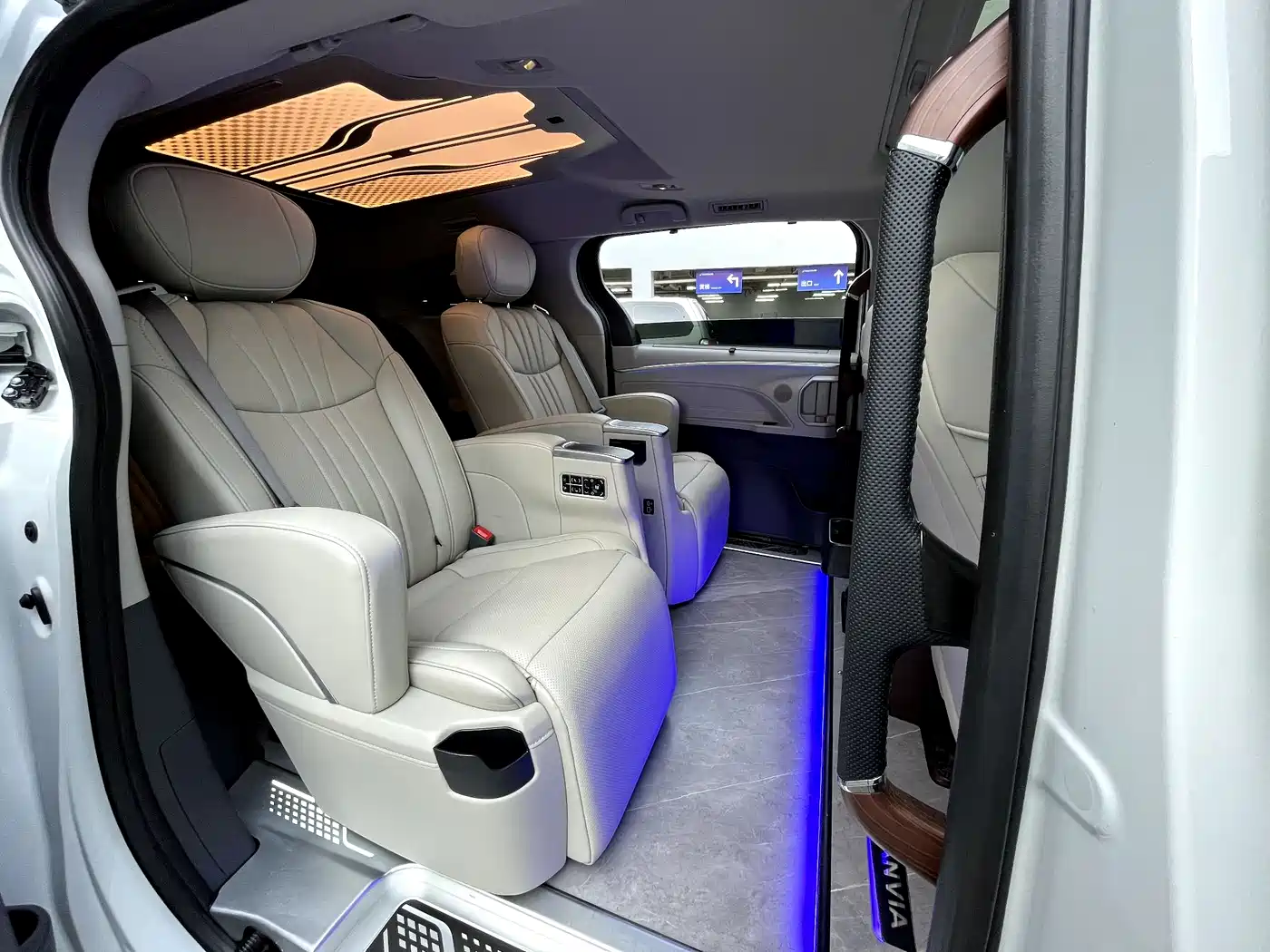 Toyota Granvia 2024 2.5L Hybrid Comfort фото 24
