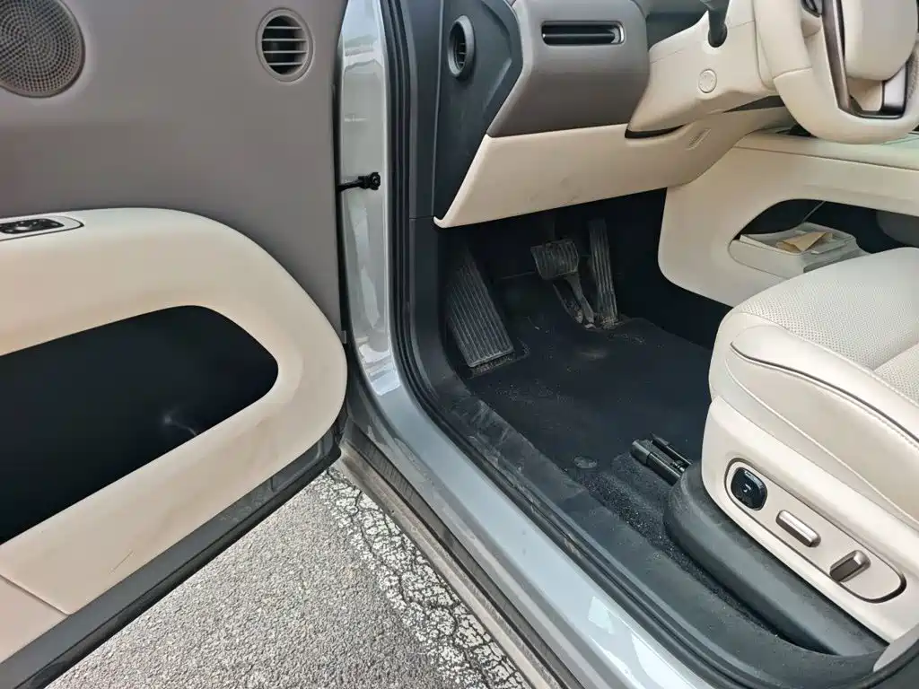Li Auto i6 2026 2025 4WD Base Model