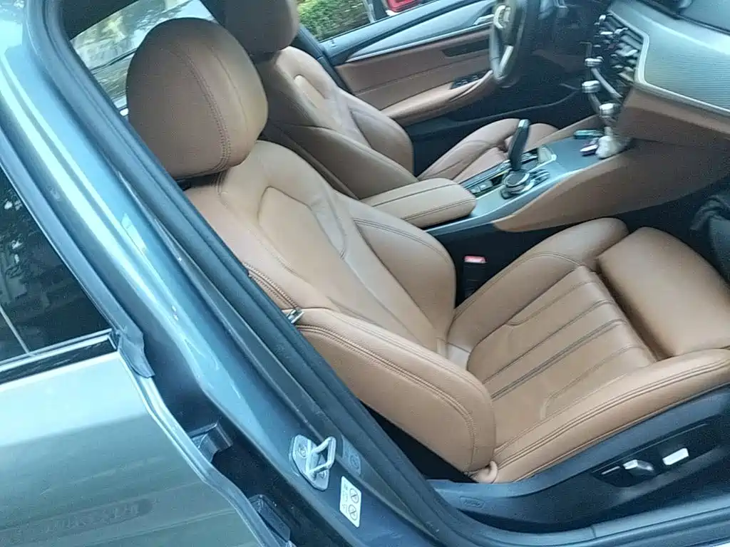 Photo 25 - BMW 5 Series (Import)
