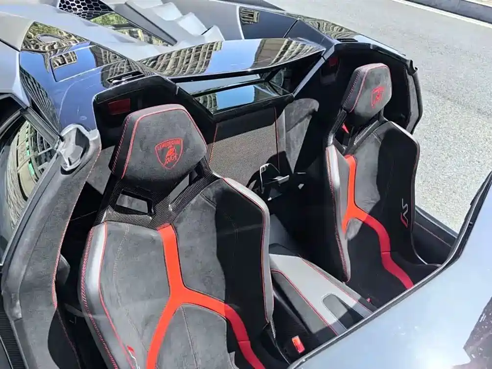 LAMBORGHINI AVENTADOR