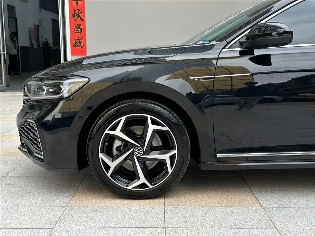Volkswagen Passat 2023 Facelift 330TSI Starlight Luxury Edition фото 22