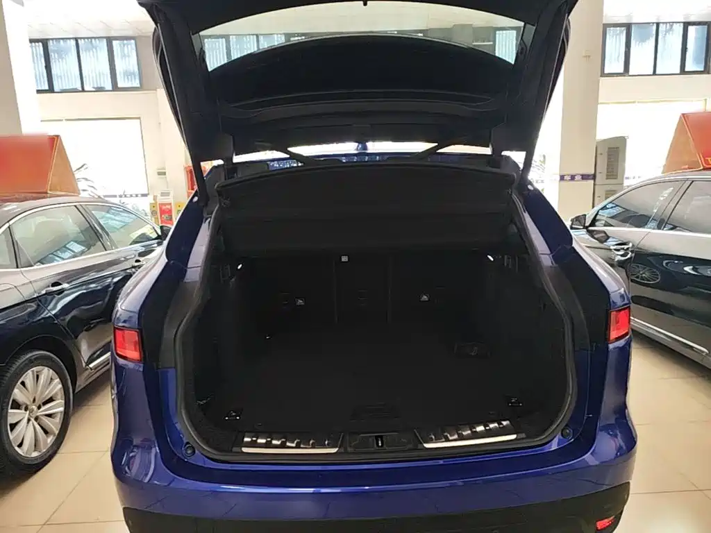 Фото 19 - Jaguar F-PACE