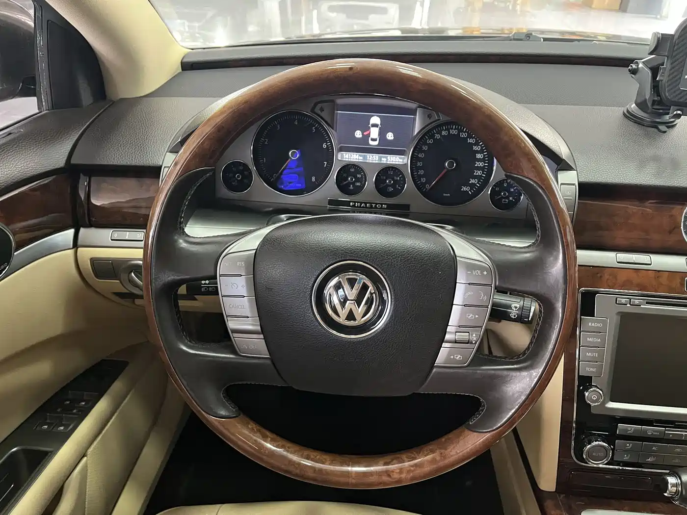 Volkswagen Phaeton 2012 3.0L Executive фото 12