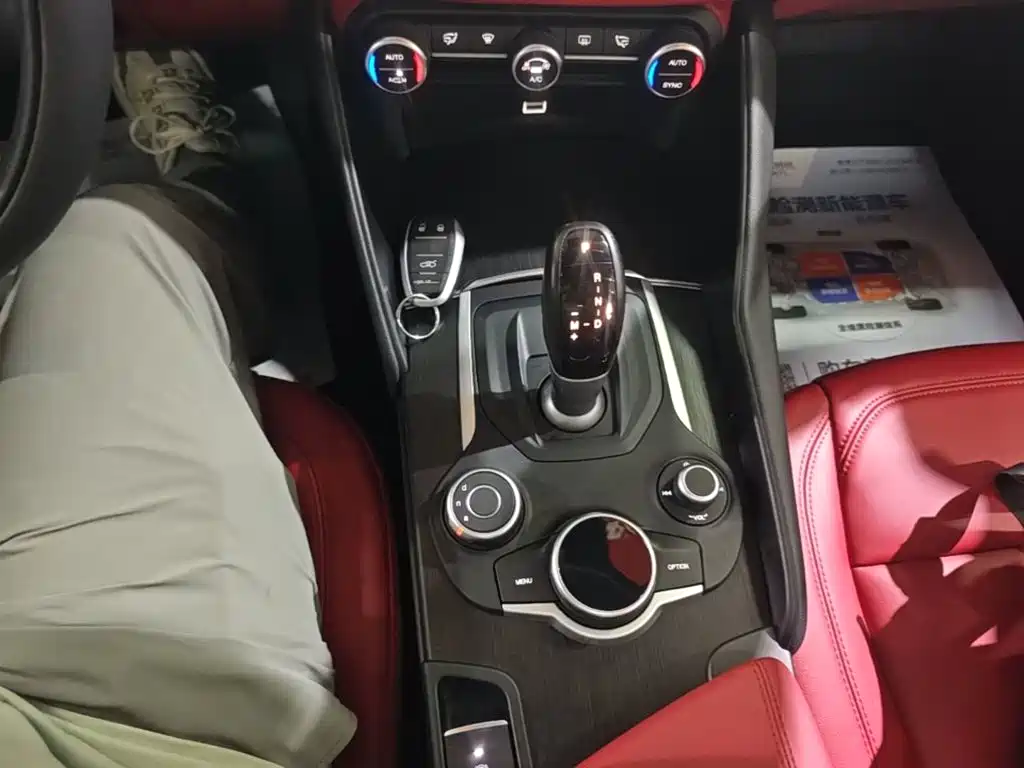 Alfa Romeo Giulia 2018 2017 2.0T 200HP Luxury Edition