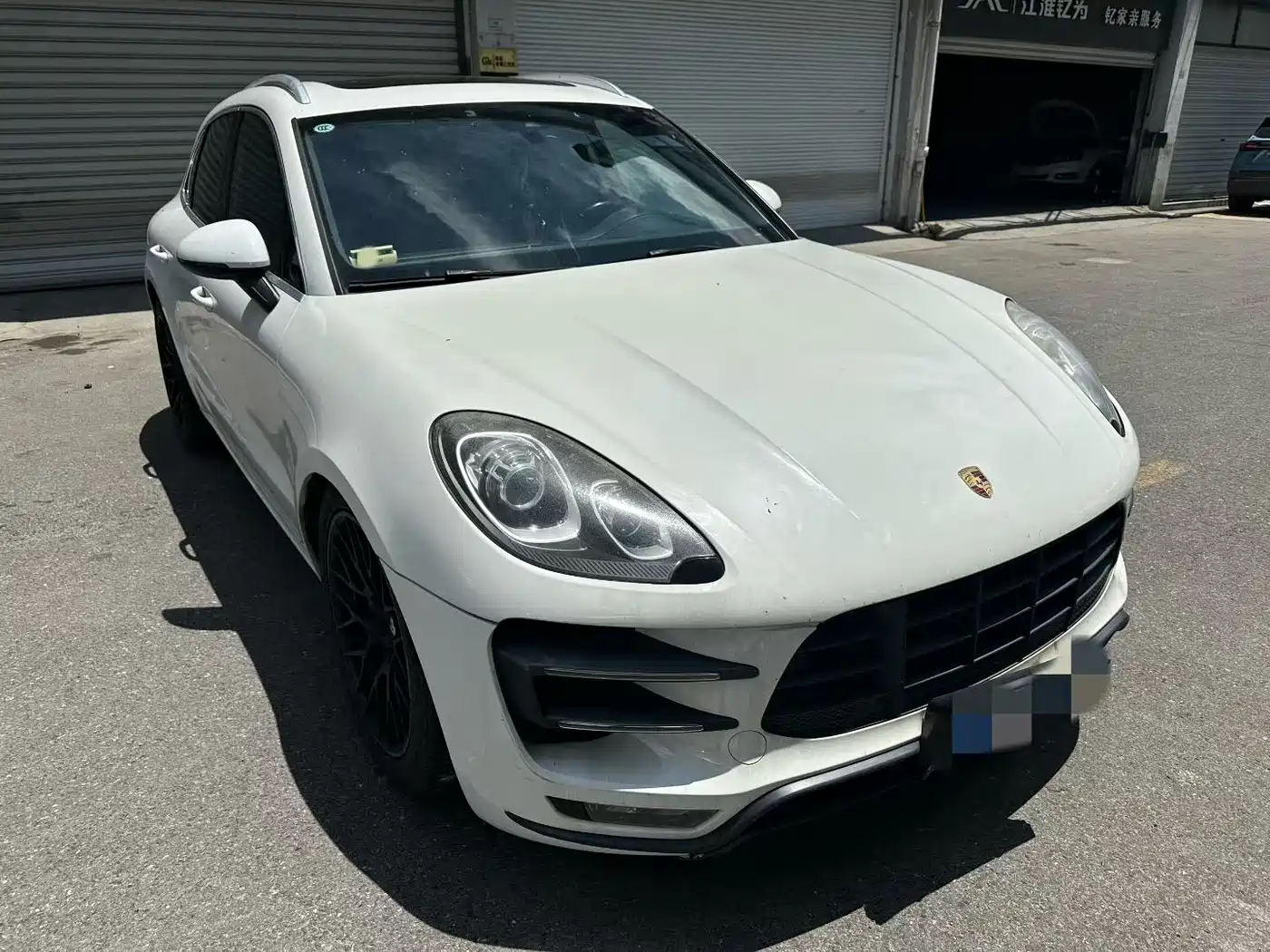 Photo 2 - Porsche Macan