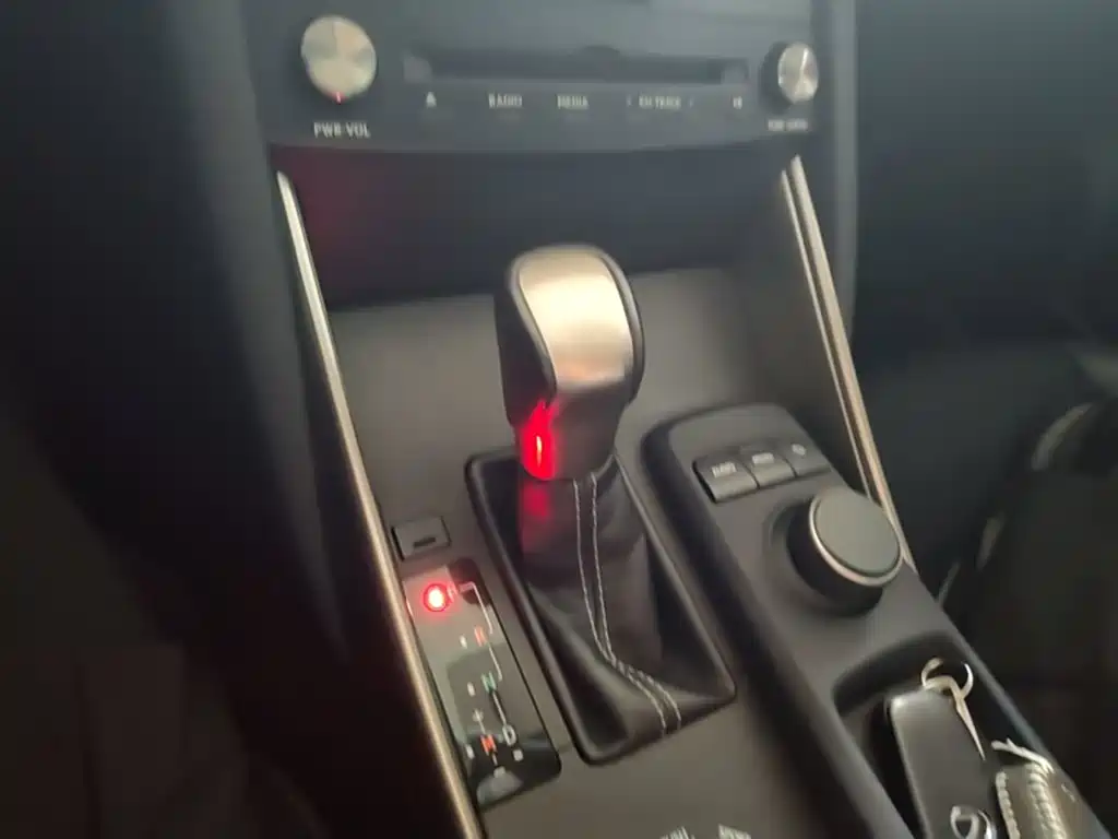 Lexus IS 2018 2017 300 Leading Edition