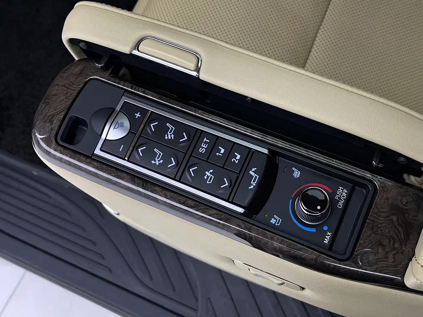 Photo 10 - Toyota Alphard