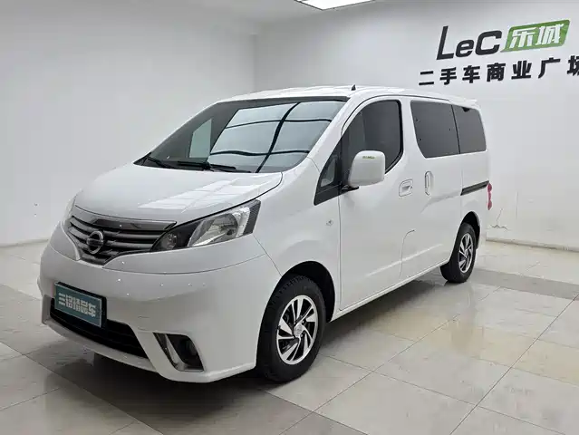 NISSAN NV200