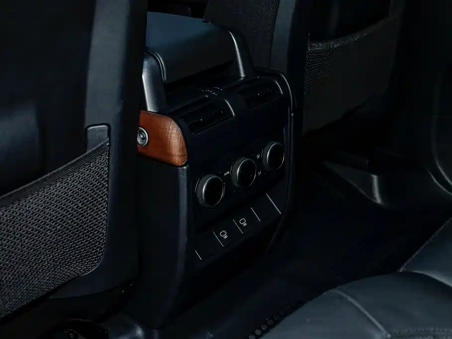 Land Rover Defender 2024 110 3.0T P400 X фото 10