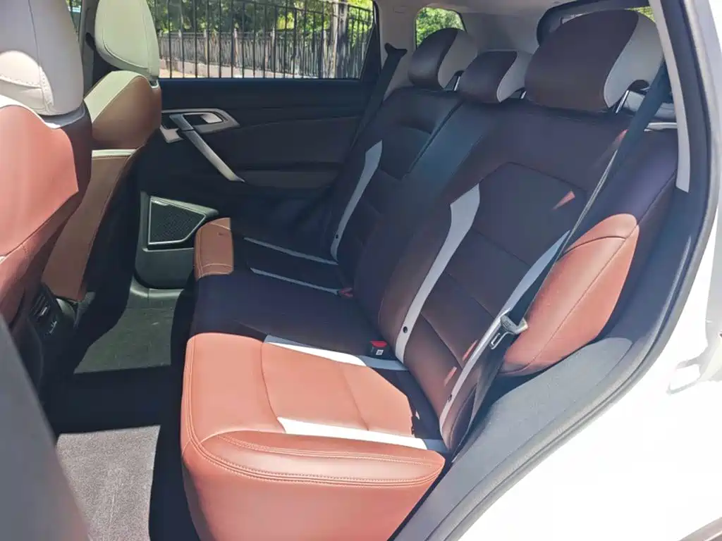 Photo 17 - Geely Atlas