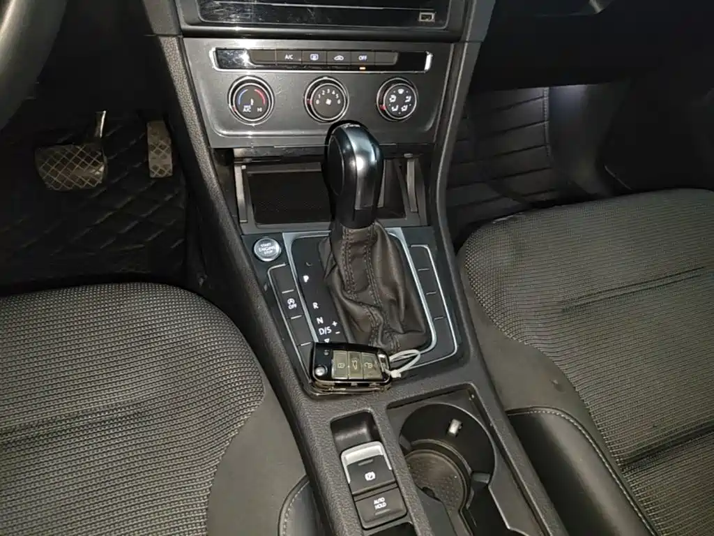Фото 14 - Volkswagen Golf