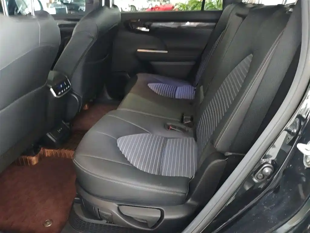 Toyota Crown Kluger 2023 2.5L HEV AWD Premium Edition фото 17