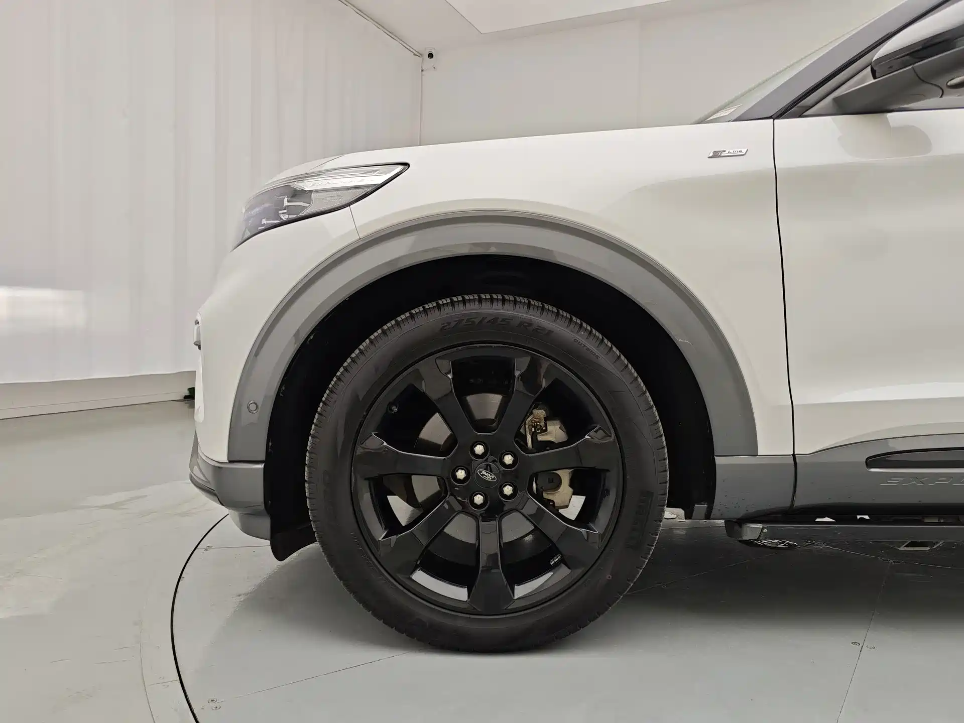 Фото 8 - Ford Explorer