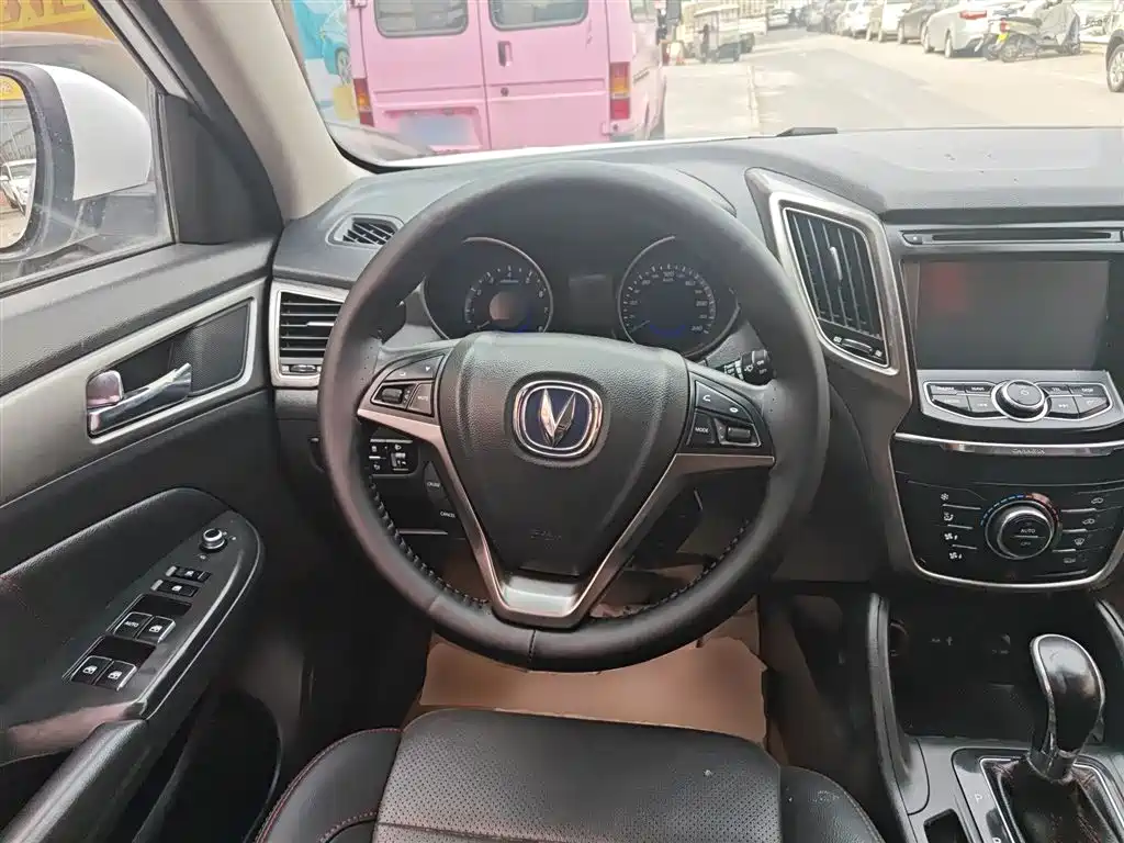 Фото 11 - Changan CS75