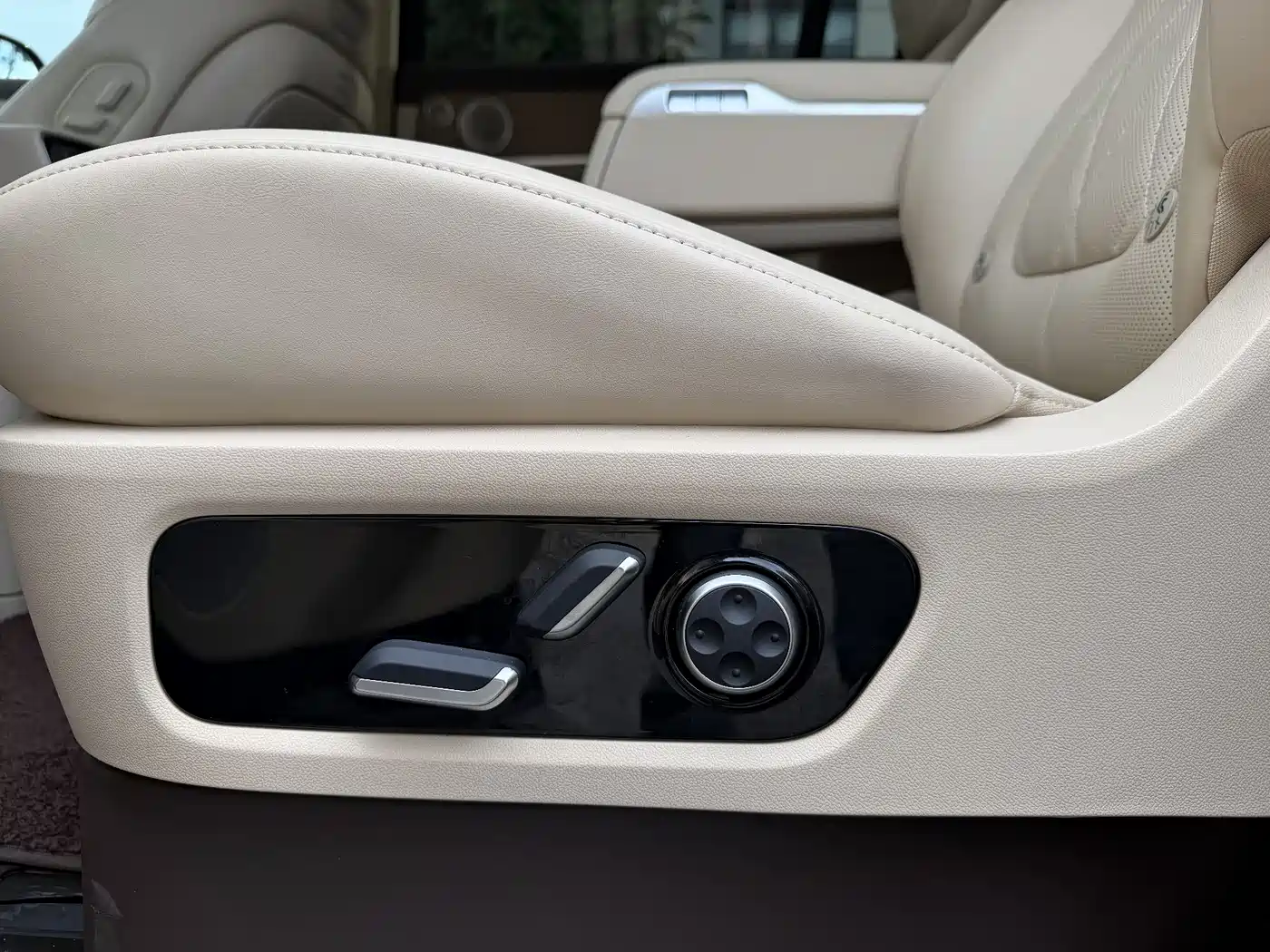 AITO Wenjie AITO M9 2024 Range Extender Max Edition 42kWh 6-seater фото 21
