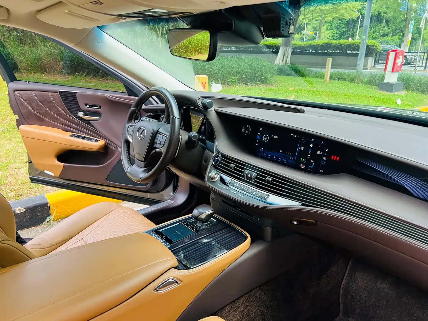 Фото 14 - Lexus LS