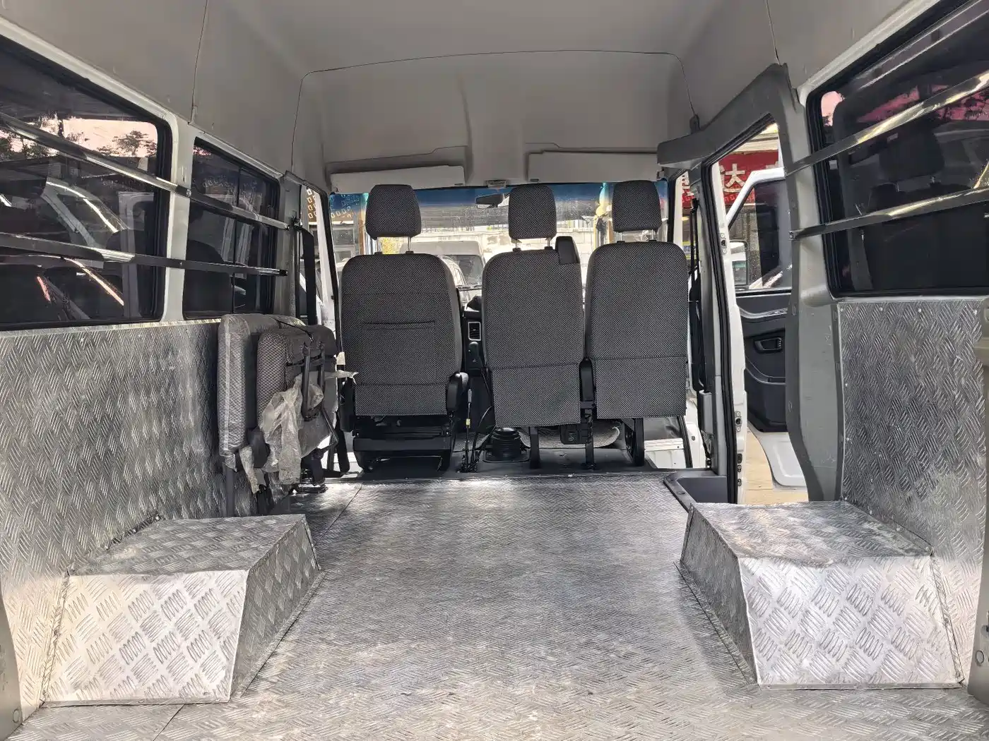 Iveco Daily 2023 2023 2.5T A35M1 Short Wheelbase Medium Roof Dual Tire Manual Door 5-9 Seater