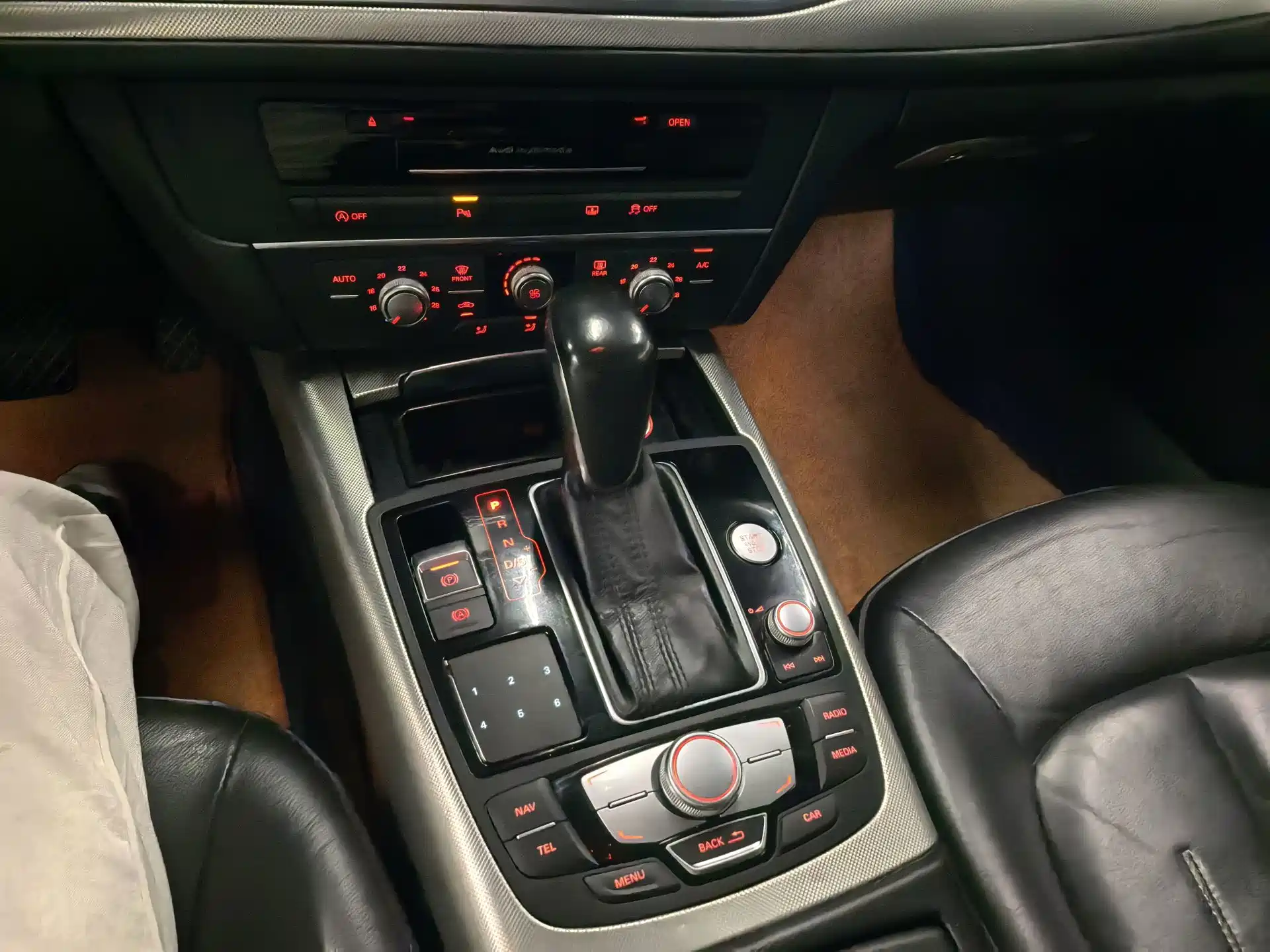 Фото 13 - Audi A6L