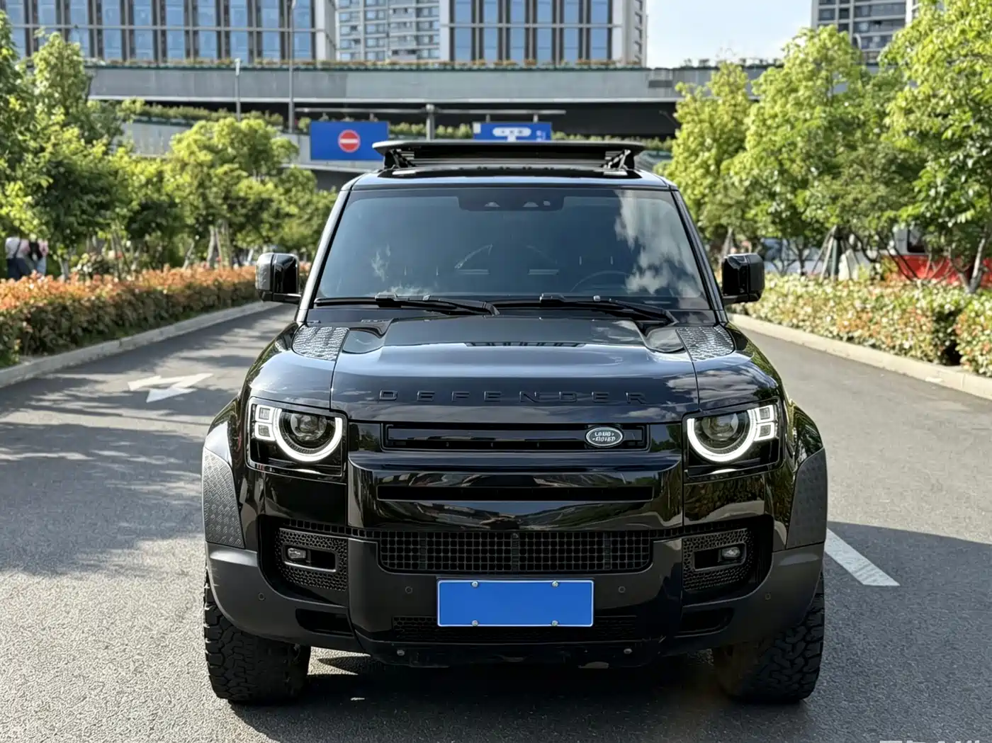Land Rover Defender 2021 110 P400 Dark Special Edition фото 2