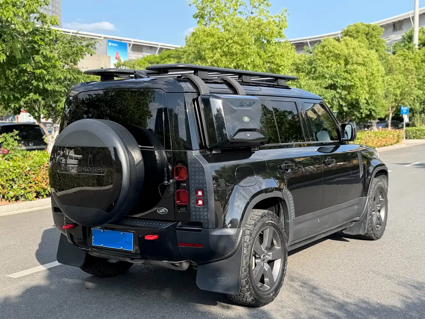 Land Rover Defender 2021 110 P400 Dark Special Edition фото 6