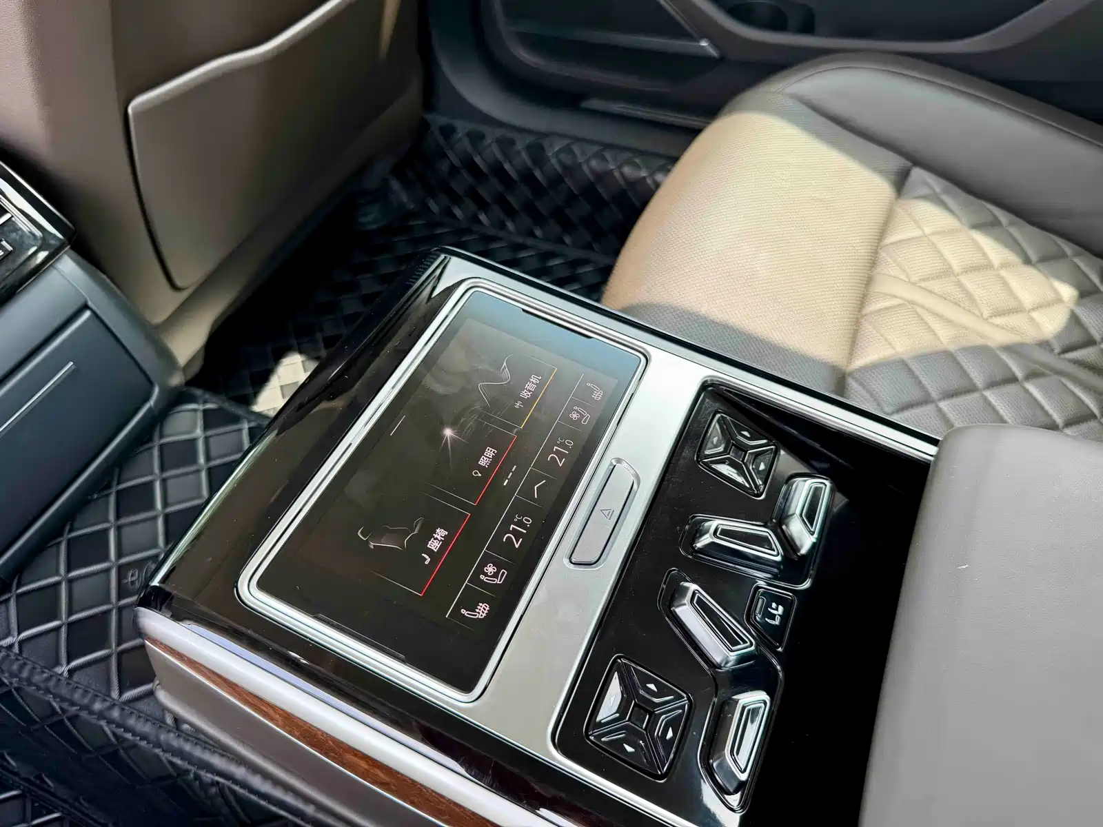 Фото 9 - Audi A8