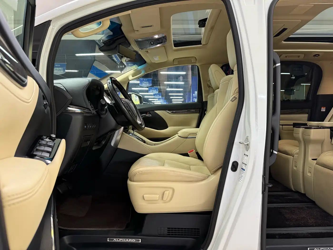 Toyota Alphard 2021 Hybrid 2.5L Premium фото 4