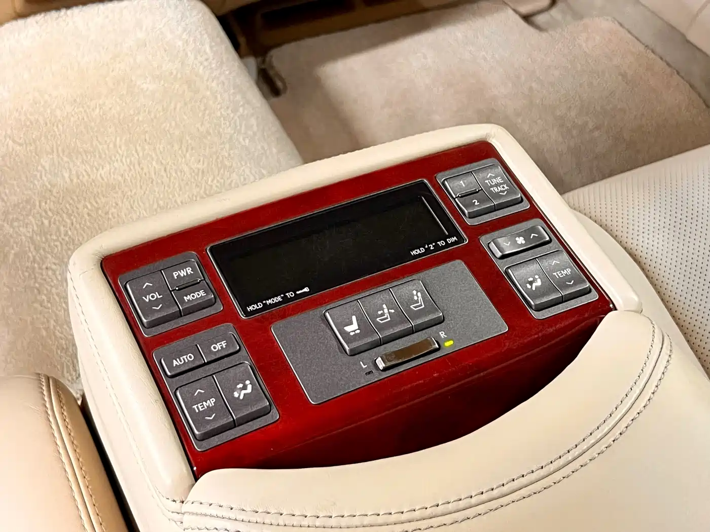Фото 12 - Lexus LS