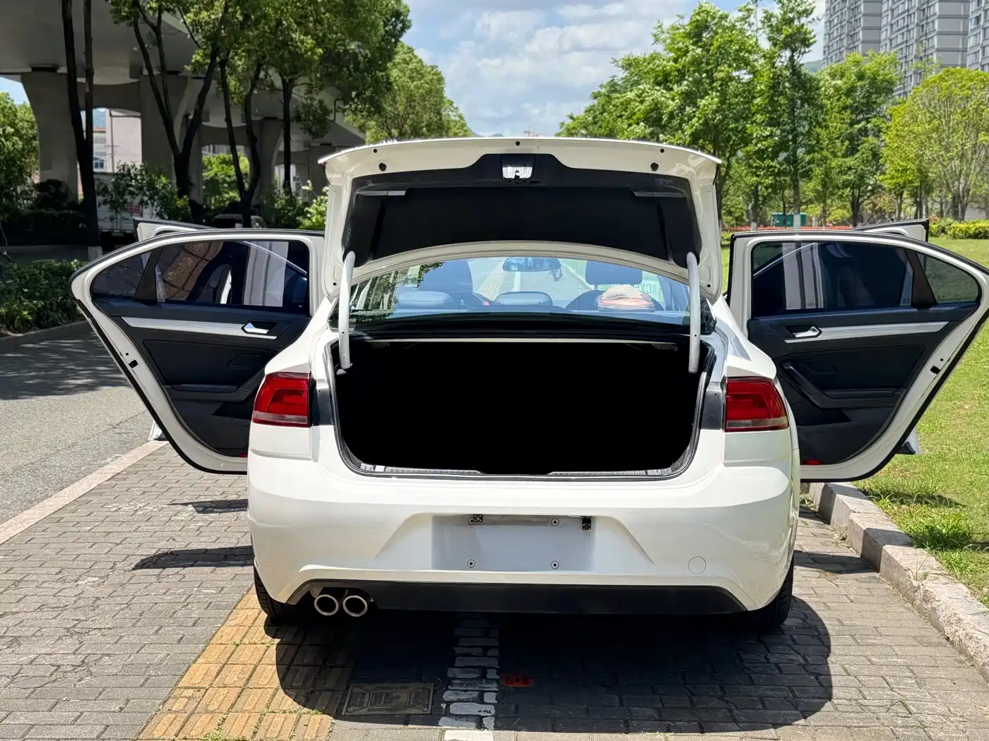Volkswagen Lamando 2015 230TSI DSG Style фото 12