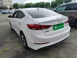 Фото 5 - Hyundai Elantra