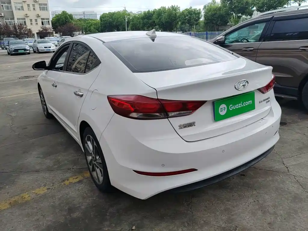 Фото 5 - Hyundai Elantra