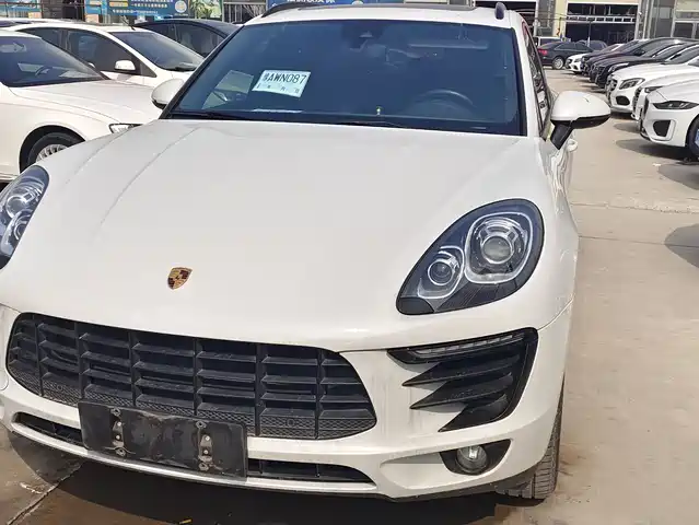 PORSCHE MACAN