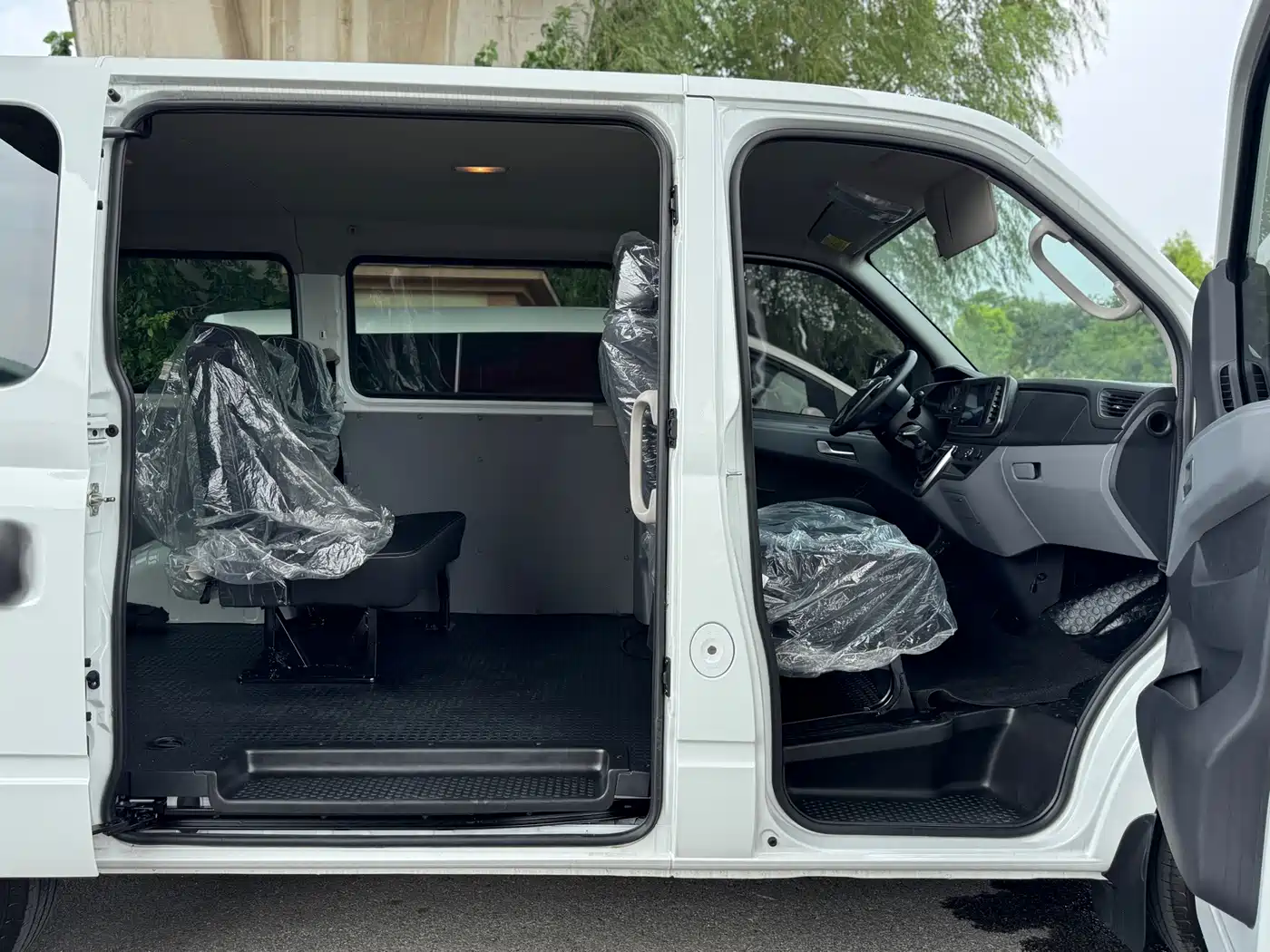 SAIC Maxus Xintu V80 2025 2025 PRO Aoyun 2.0T AMT Short Wheelbase Ultra-Low Roof 5/6-Seater