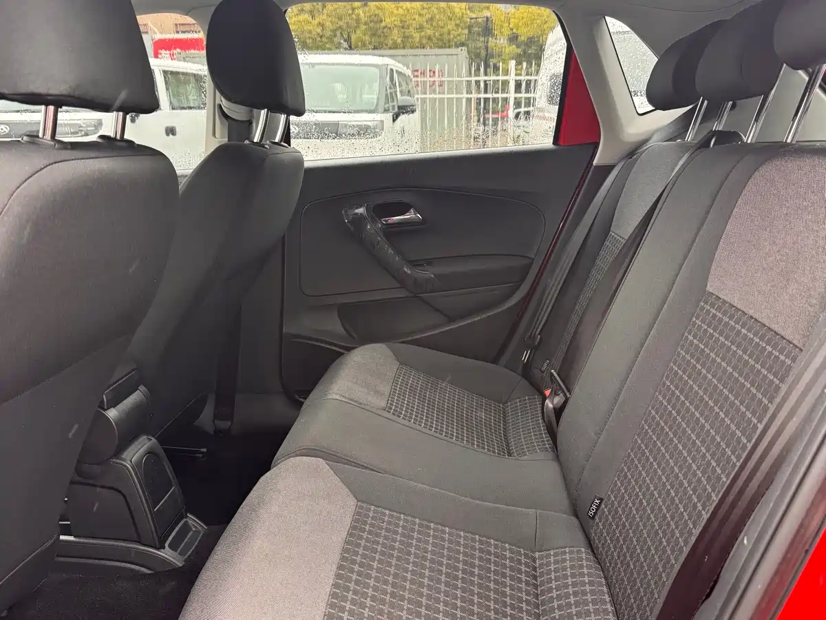 Volkswagen Polo 2014 1.4L Automatic Comfort Edition фото 14