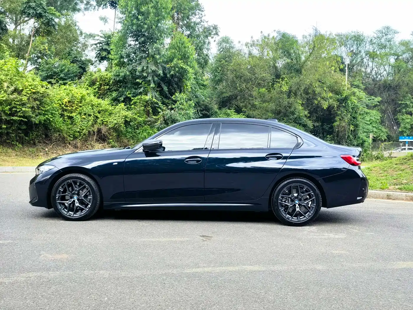 BMW 3 Series 2025 330Li M Sport Night Edition фото 12