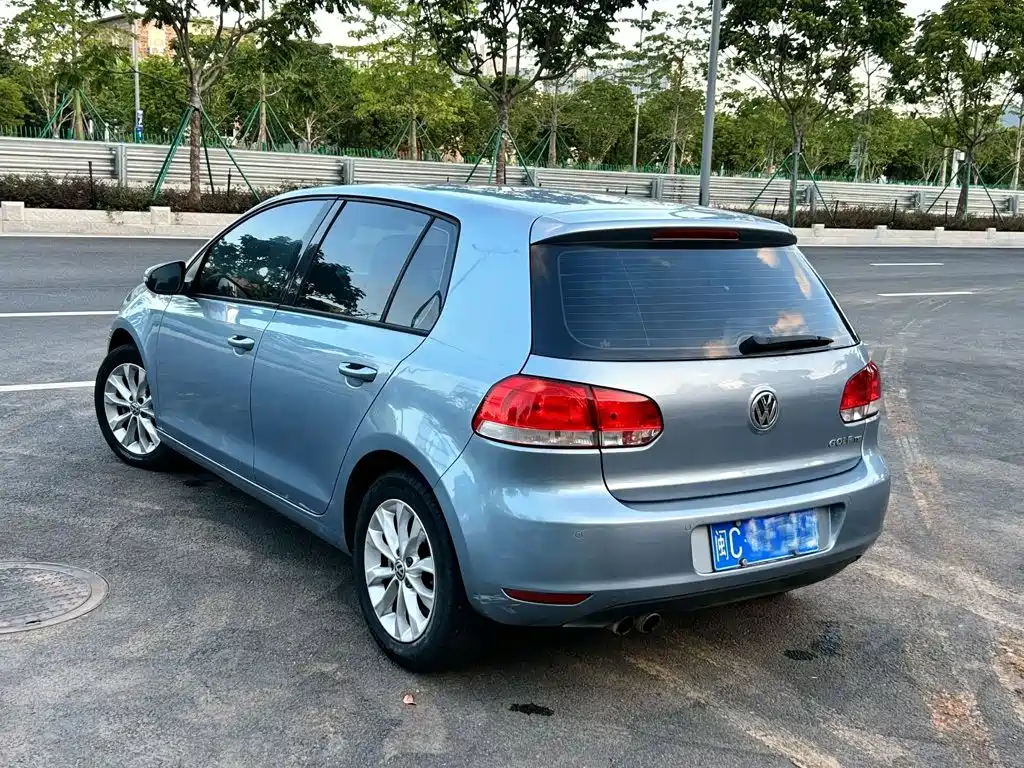 Photo 5 - Volkswagen Golf
