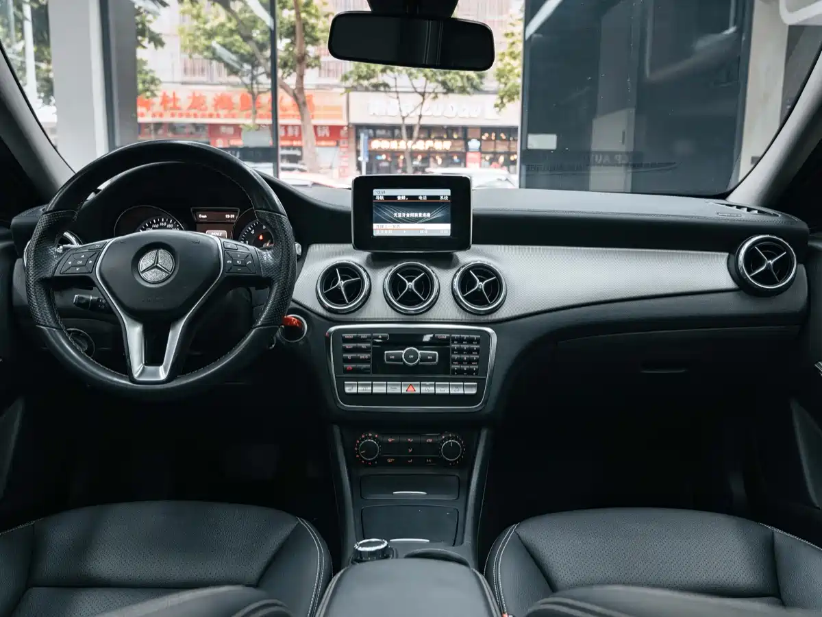 Mercedes-Benz GLA 2015 GLA 220 4MATIC Fashion Edition фото 14