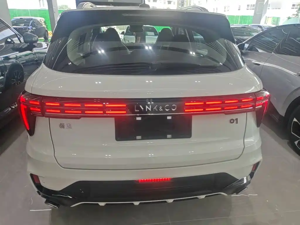 Фото 6 - Lynk & Co 01