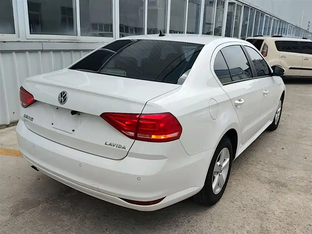 Volkswagen Lavida 2015 1.6L Automatic Trend Edition фото 7