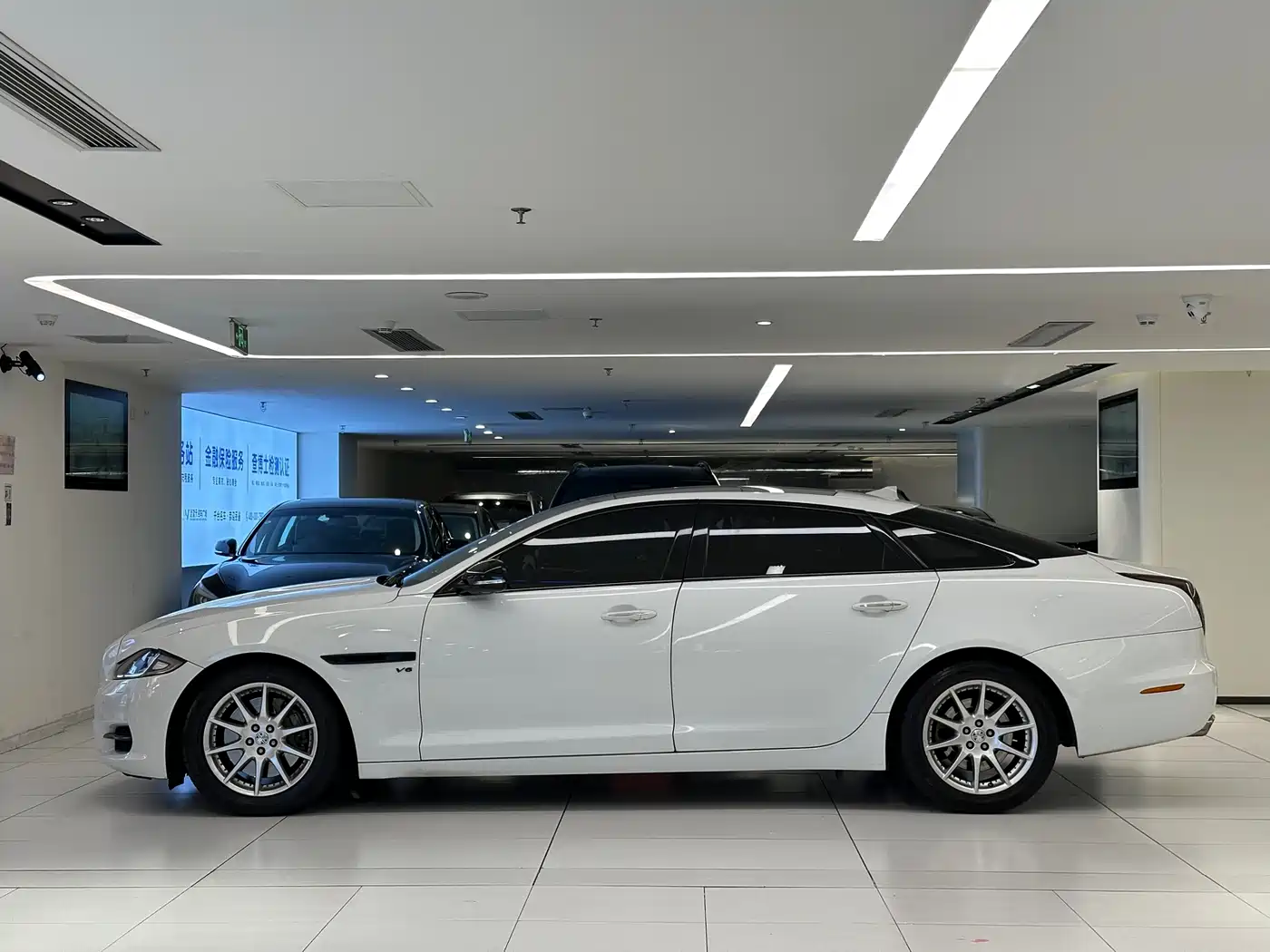 Jaguar XJ 2015 XJL 3.0 SC 2WD Panorama Business Edition фото 4