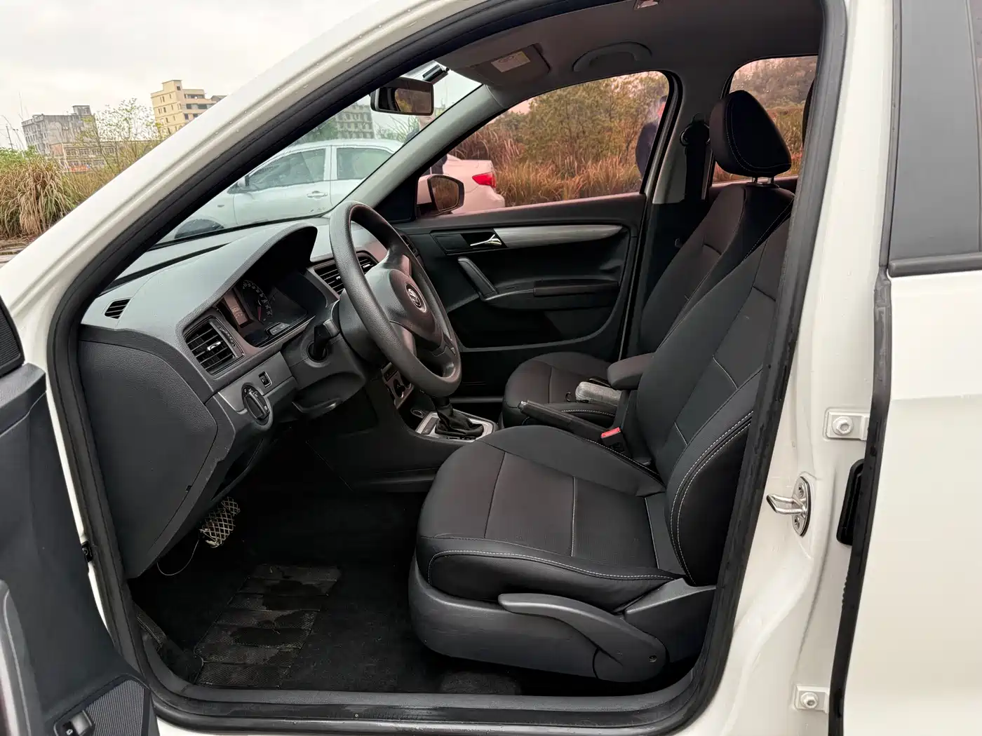 Volkswagen Lavida 2015 1.6L Automatic Trend Edition фото 8