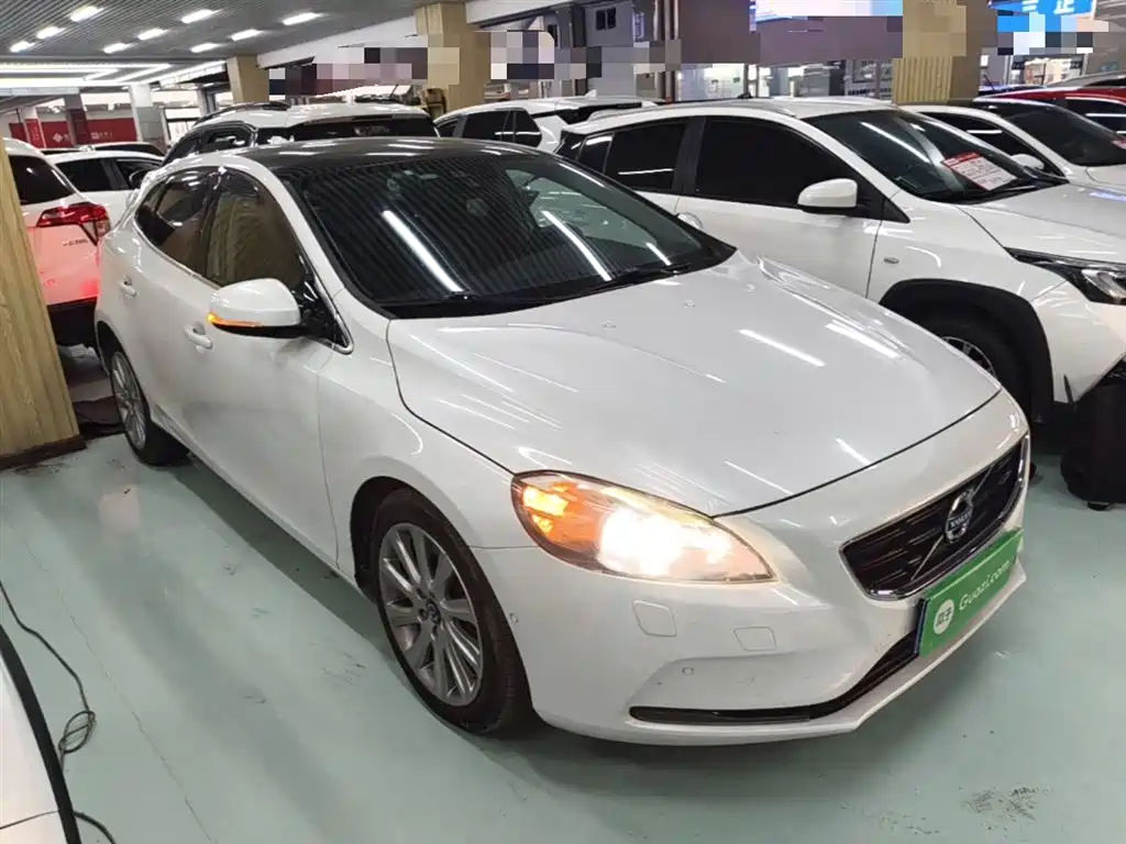 Фото 4 - Volvo V40
