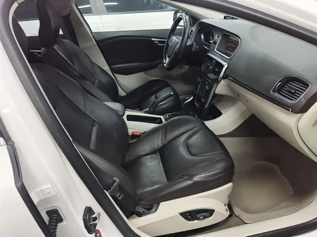 Фото 25 - Volvo V40