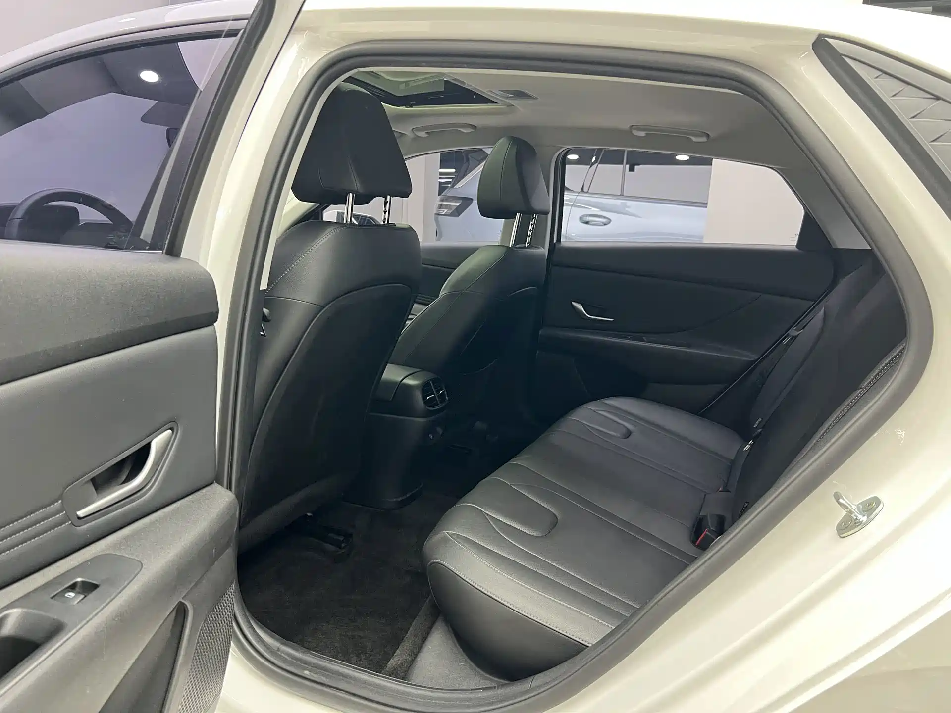 Фото 7 - Hyundai Elantra