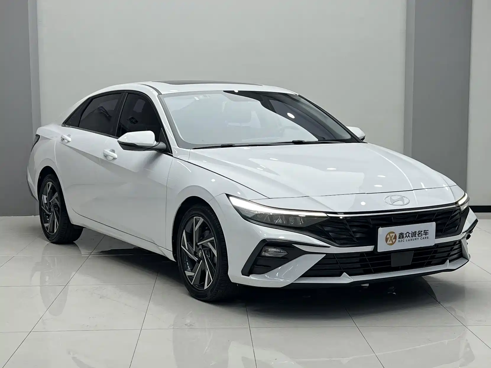 Фото 2 - Hyundai Elantra