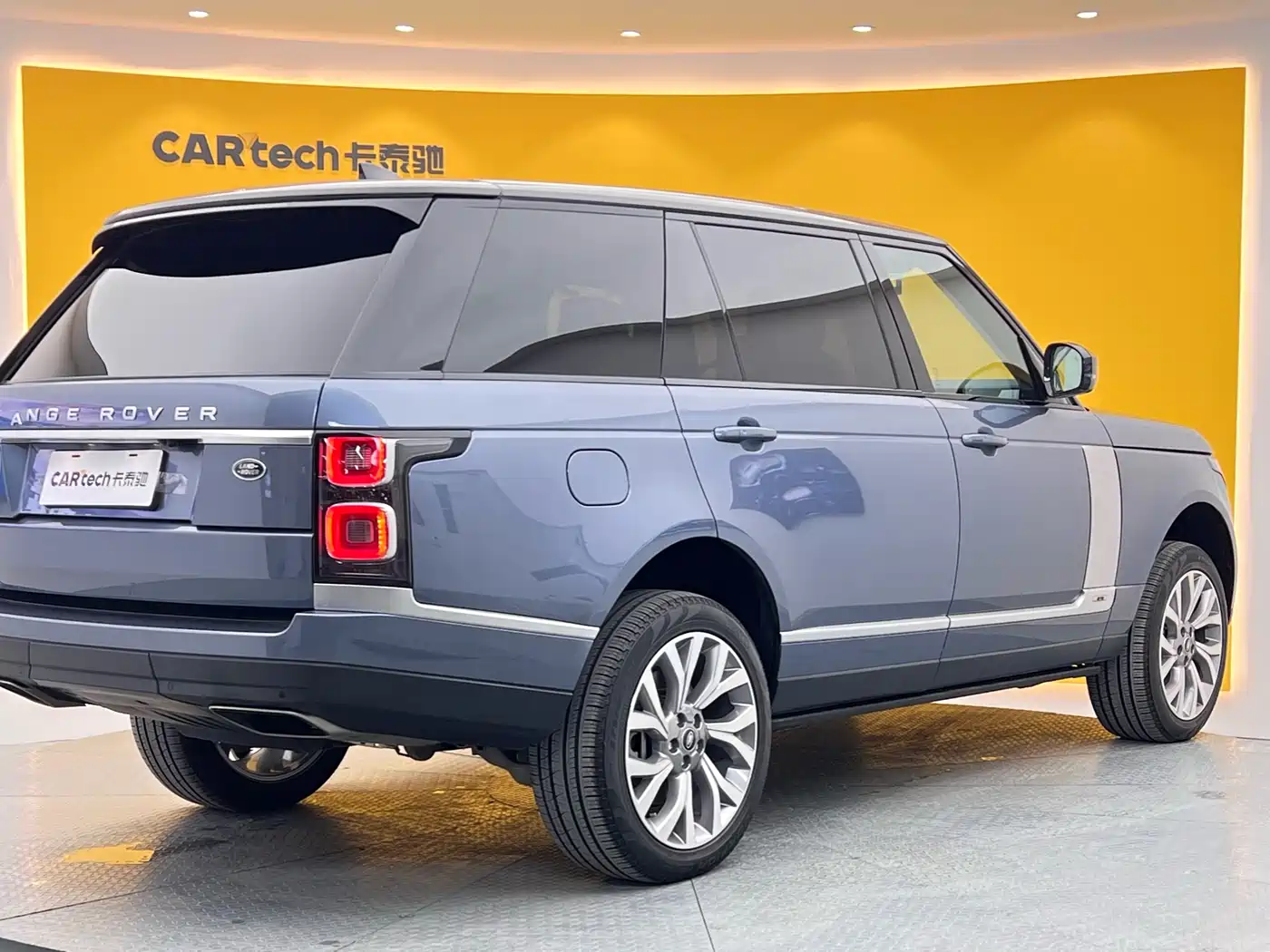 Land Rover Range Rover 2021 3.0 L6 Heritage Extended Classic Edition фото 38