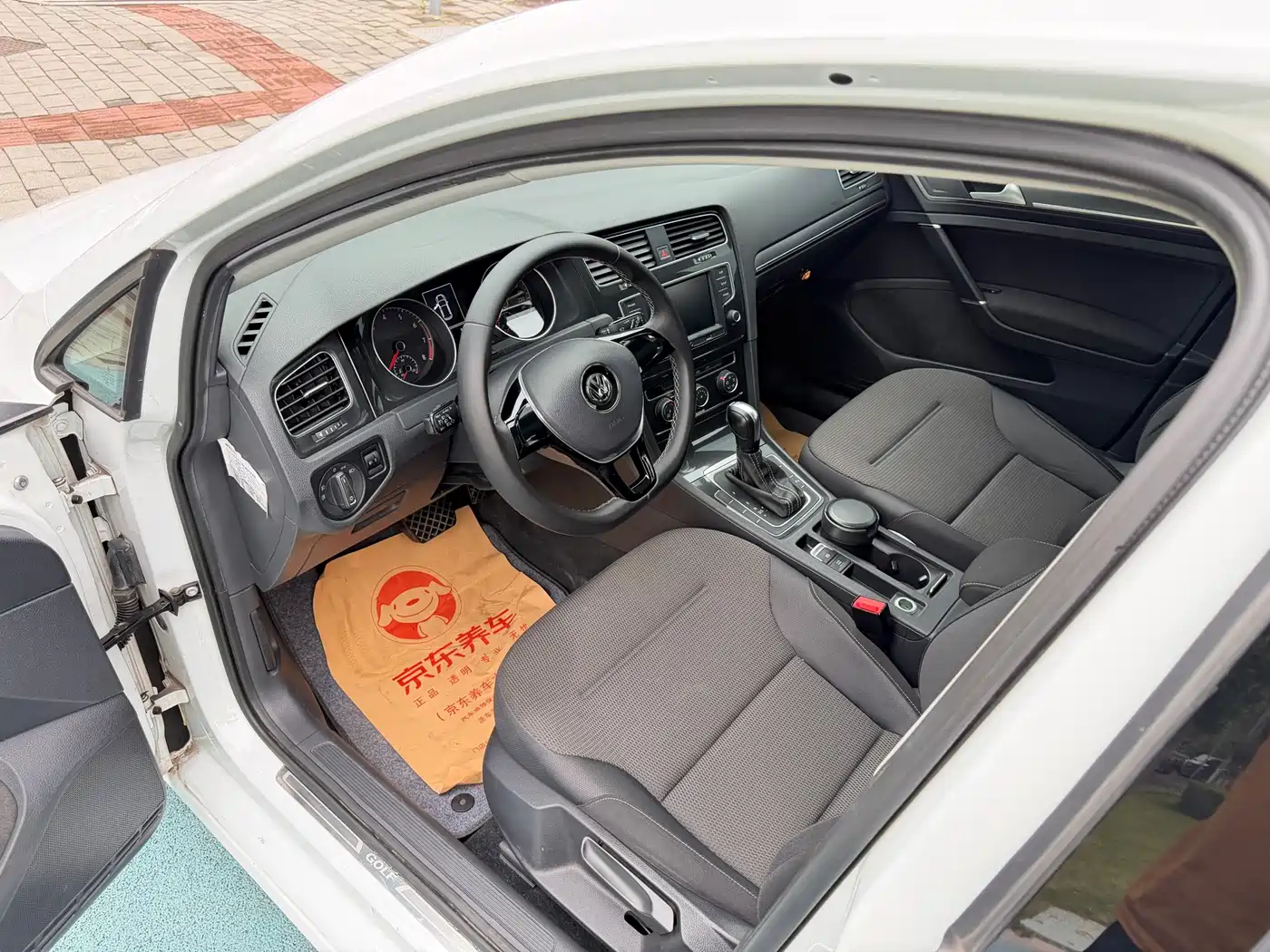 Volkswagen Golf 2017 230TSI Auto Comfort Millionth Anniversary Edition фото 9