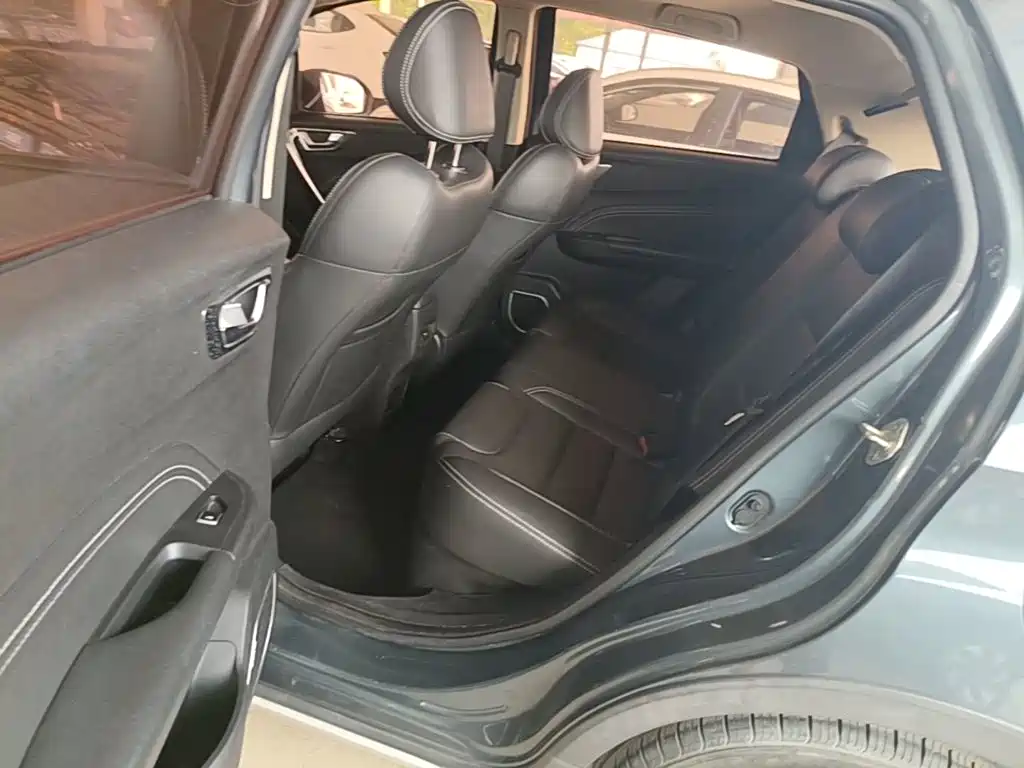 Фото 17 - Geely Vision X3