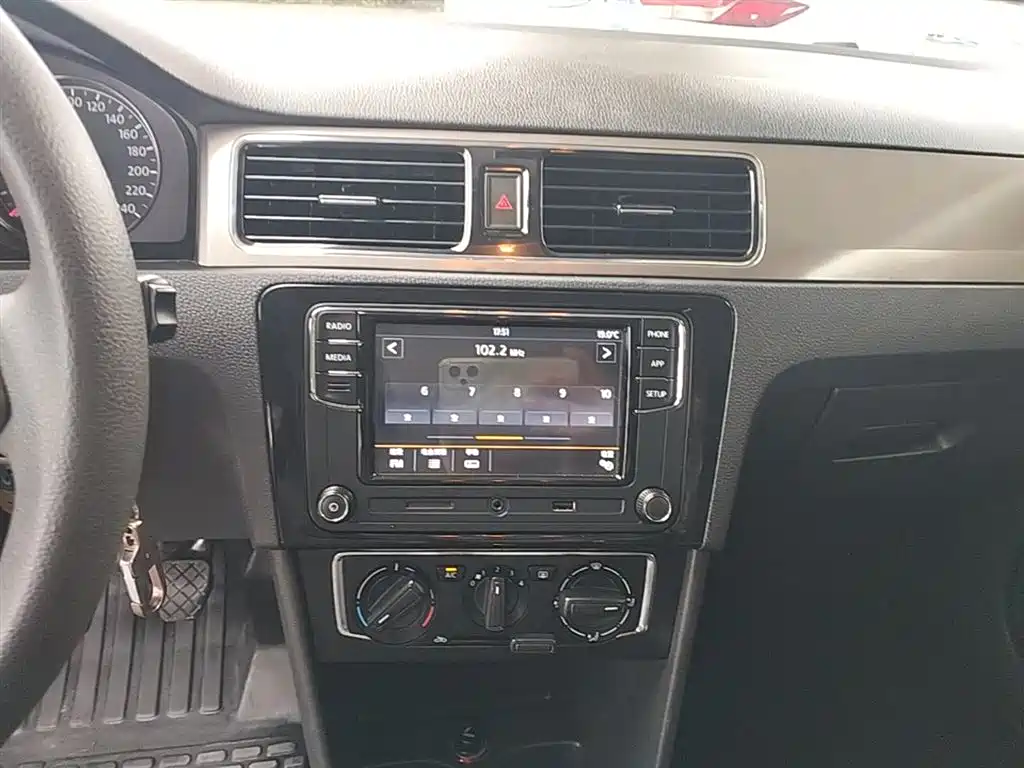 Volkswagen Santana 2015 1.4L Manual Comfort Edition фото 13