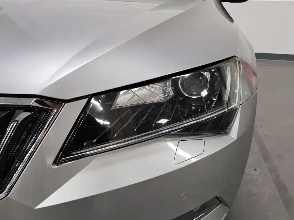 Фото 7 - Škoda Superb
