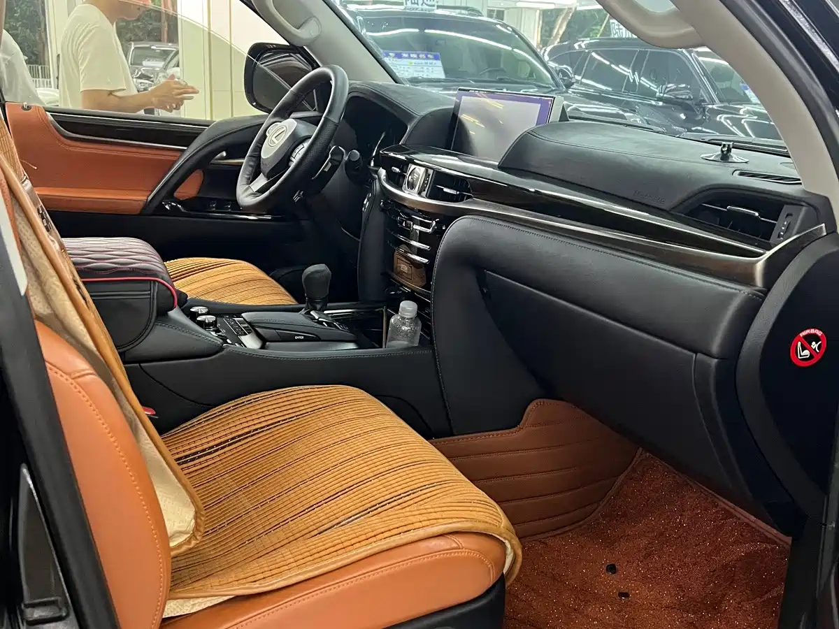 Photo 5 - Lexus LX